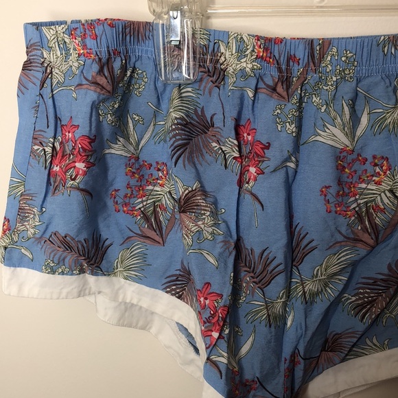 Women’s Unknown Brand Flower Design Shorts - Picture 3 of 4
